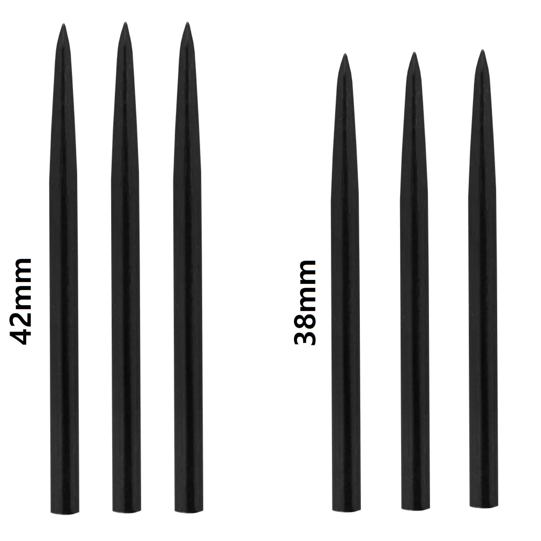 Sechs Bulls Steel Dart Point Black Spikes sind in zwei vertikalen Sets vor einem weißen Hintergrund angeordnet. Das linke Set enthält drei 42-mm-Spikes und das rechte drei 38-mm-Spikes, die Präzision und Stil der angesehenen Marke Bulls verkörpern.